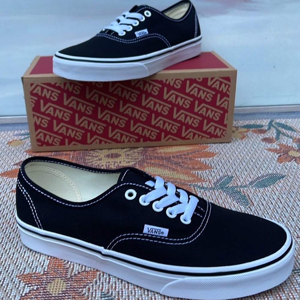 Vans Men’s Authentic Black
VN000EE3BLK
Sneakers - Picture 15 of 16